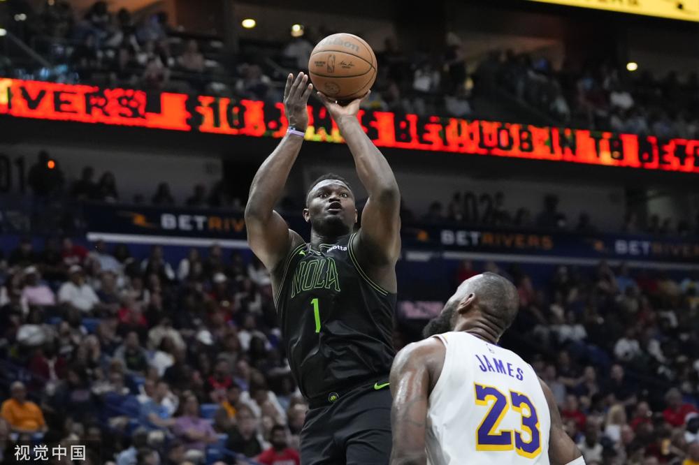 位年轻的防 位年轻的防