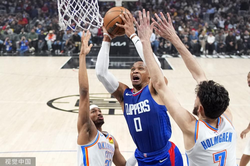 争抢高空球 争抢高空球